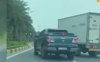 VIDEO: Xe tải liên tục tạt đầu, chèn ép xe khác trên phố