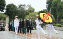 Đoàn đại biểu dự Đại hội toàn quốc các dân tộc thiểu số vào Lăng viếng Bác