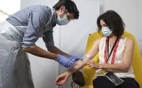 Anh phê duyệt vaccine COVID-19 thứ hai giá rẻ, dễ sử dụng