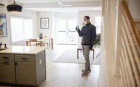 Thời COVID-19: Ngồi nhà lướt chợ ảo, dân môi giới chốt đơn qua livestream