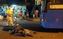 Đối đầu xe bus, xe máy gãy đôi, 1 người bị thương nặng