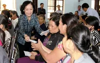 Politburo member Truong Thi Mai presents gifts to storm-hit residents in Thua Thien Hue