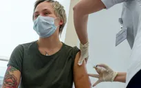 Hàng nghìn người dân Moscow đi tiêm vaccine ngừa COVID-19