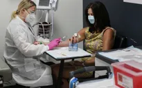 Tranh cãi quanh việc tình nguyện viên dùng giả dược không được tiêm vaccine COVID-19 trong 2 năm