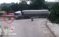 Bẻ lái cứu sống nam sinh, xe đầu kéo đè tử vong người dân bên đường