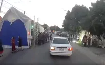 Khách mời suýt gặp tai nạn vì đám cưới dựng rạp giữa đường
