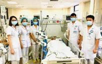Ngã đập đầu sau khi bị trâu húc vào xe, người đàn ông nguy kịch
