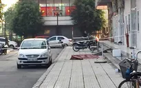 Hà Nội: Người phụ nữ bán hàng ăn nghi rơi từ tầng 16 chung cư xuống đất