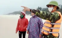 Sóng đánh chìm thuyền, 2 ngư dân mất tích trên biển
