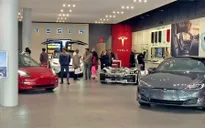 Giá cổ phiếu của Tesla đạt kỷ lục sau thông báo phát hành cổ phiếu