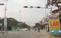 Vượt đèn đỏ, hai thanh niên suýt đi gặp "tử thần"