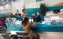 Khách hàng tới giao dịch tại ngân hàng được đeo khẩu trang để phòng dịch