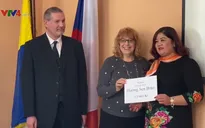 Cộng đồng người Việt tại Czech hỗ trợ các nạn nhân sau vụ hỏa hoạn tại Vejprty
