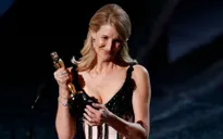 Lần đầu tiên giành tượng vàng Oscar, Laura Dern nghẹn ngào cảm ơn bố mẹ