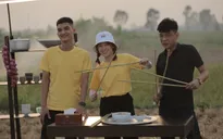 Cười té ghế với màn ăn bánh đa cua bằng đũa siêu to khổng lồ của khách mời "Ẩm thực kỳ thú"