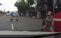 Đi ngược chiều lại vượt ẩu, xe máy bị cuốn vào gầm xe khách