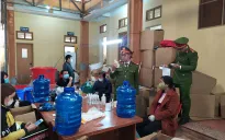 Liên tiếp bắt giữ nhiều cơ sở sản xuất các loại nước rửa tay bằng "công nghệ xô chậu"