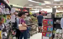 Lo sợ bùng phát dịch Covid-19 (nCoV), người dân Singapore đổ xô đi chợ mua thực phẩm tích trữ