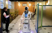 Robot phục vụ thức ăn đầu tiên ở Afghanistan