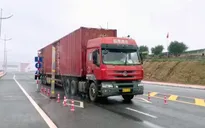 Lô hàng đầu tiên thông quan trở lại qua cầu Bắc Luân 2 - Móng Cái