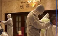 Nhân viên y tế Trung Quốc cạo trọc đầu để chống dịch COVID-19