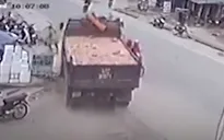 Tránh ô tô sang đường, xe tải suýt gây tai nạn