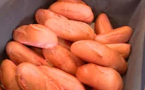 Xếp hàng mua bánh mì thanh long tại TP.HCM