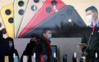 Apple kiểm tra thân nhiệt khách hàng khi vào mua iPhone