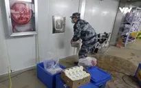 Giao hàng “không chạm” thời dịch COVID-19 ở Trung Quốc