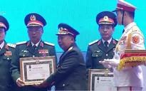 Trao tặng huân chương Nhà nước cho lãnh đạo quân đội Việt Nam - Lào