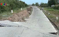 Đường đê phòng hộ biển Tây ở Cà Mau bị sụt lún nghiêm trọng