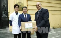 Đại học Dược Hà Nội tặng dung dịch rửa tay khô phòng virus Corona