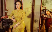BTV Hoài Anh duyên dáng với áo dài truyền thống