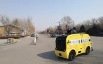 Trung Quốc đẩy mạnh triển khai robot giao hàng trong "bão" COVID-19