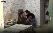Xúc động câu chuyện người vợ 10 năm chăm chồng bại liệt