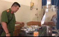 Bình Dương: Bắt quả tang một cơ sở sản xuất nước rửa tay giả số lượng lớn