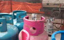 Hà Nội: Bắt quả tang cơ sở sang chiết gas trái phép ven đại lộ Thăng Long