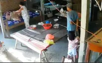 Khởi tố bị can, tạm giam vợ chồng người con bạo hành mẹ già ​