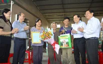 Cụ bà xứ dừa cấp nước ngọt miễn phí cho người dân