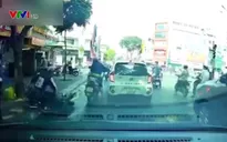 Xe máy đi ngược chiều, đâm vào gốc cây trên vỉa hè