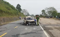 Xe ô tô 7 chỗ cháy rụi sau khi phát nổ, hai người tử vong