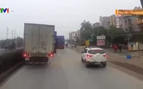 Container vượt ẩu, ép xe tải đâm vào dải phân cách
