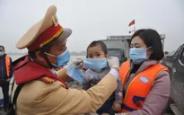 Ấm lòng hình ảnh CSGT đeo tặng khẩu trang miễn phí cho người dân phòng nCoV
