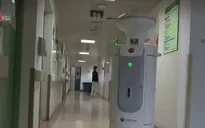 Công nghệ robot hỗ trợ phòng dịch viêm đường hô hấp cấp