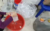 Hà Nội: Phát hiện cơ sở sản xuất nước rửa tay khô bằng “công nghệ xô chậu"