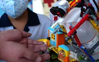Robot xịt nước khử trùng tay làm từ lego ở Đài Loan