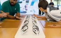 Apple hạn chế khách đeo thử AirPods, Apple Watch phòng COVID-19