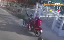 Xe máy chạy ngược chiều tông xe đối diện, 3 người bất tỉnh