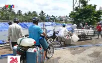 Người dân Tiền Giang gồng mình “giải khát” cho cây trồng