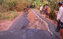 Cà Mau giao thông chia cắt vì sạt lở